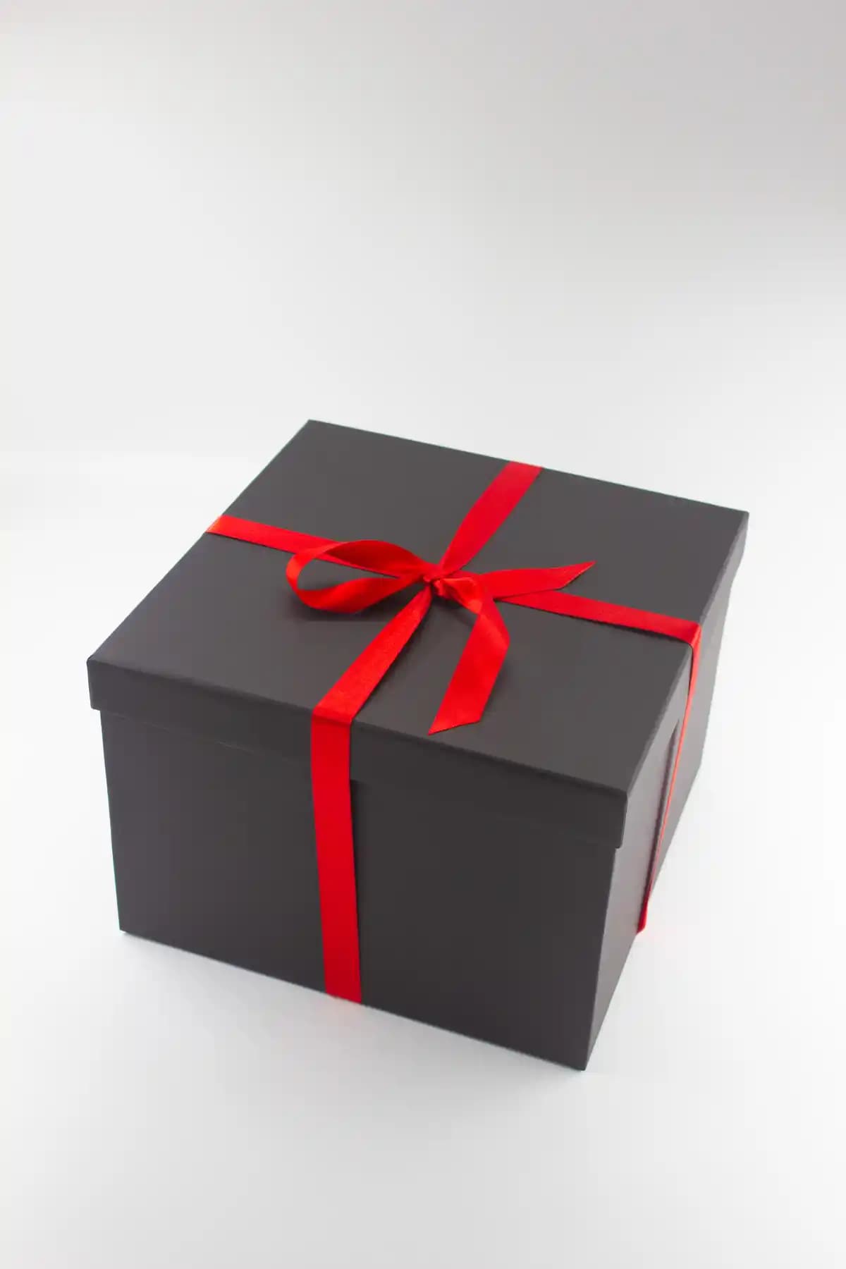 Büyük Siyah Hediye Kutusu Şıklık ve İşlevselliği Bir Arada Sunar