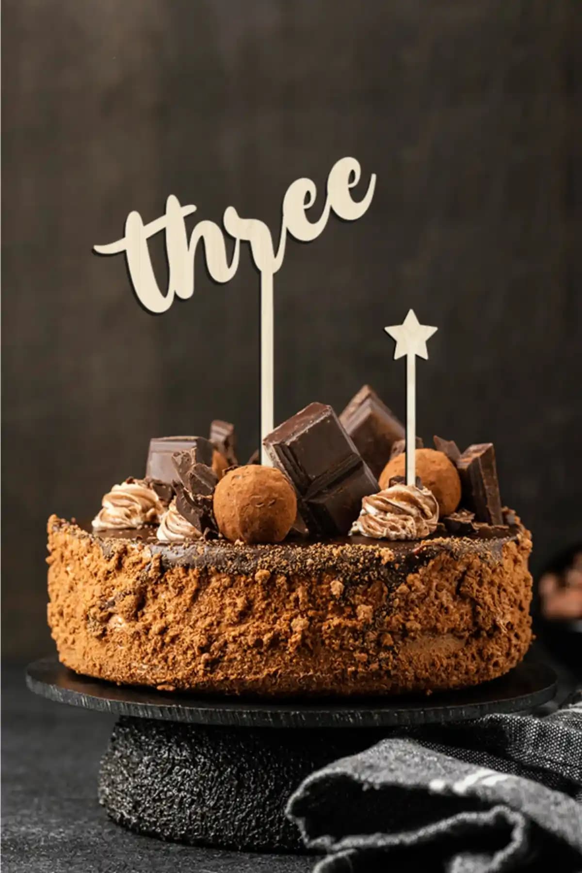 One Yazılı Ahşap Pasta Süsü: Dayanıklı ve Estetik Doğal Dekorasyon Seçeneği