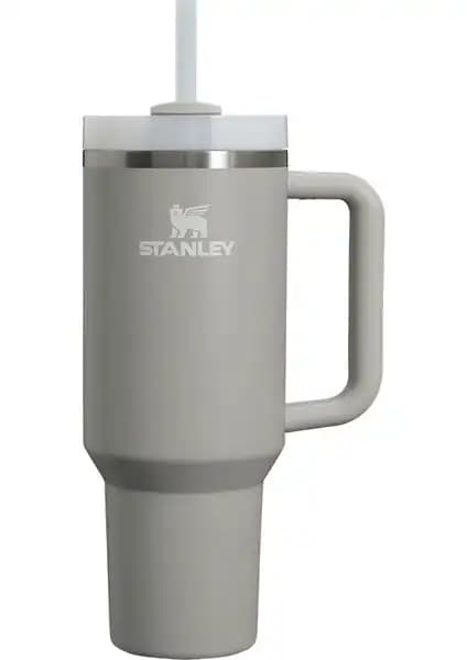 Stanley Termos Karşılaştırması: Vakumlu 2.3 LT ve Pipetli 1.18 L Modelleri İncelemesi 2