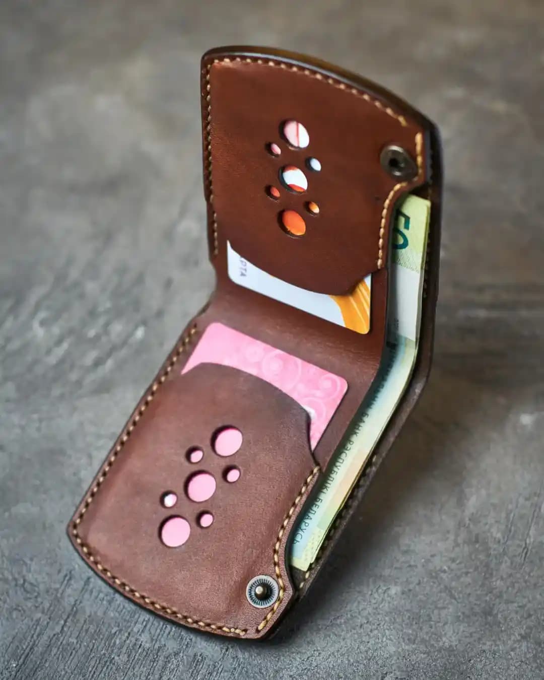 Başlangıç ve İleri Düzey İçin Katlanabilir Bifold Deri Cüzdan Yapımı Rehberi