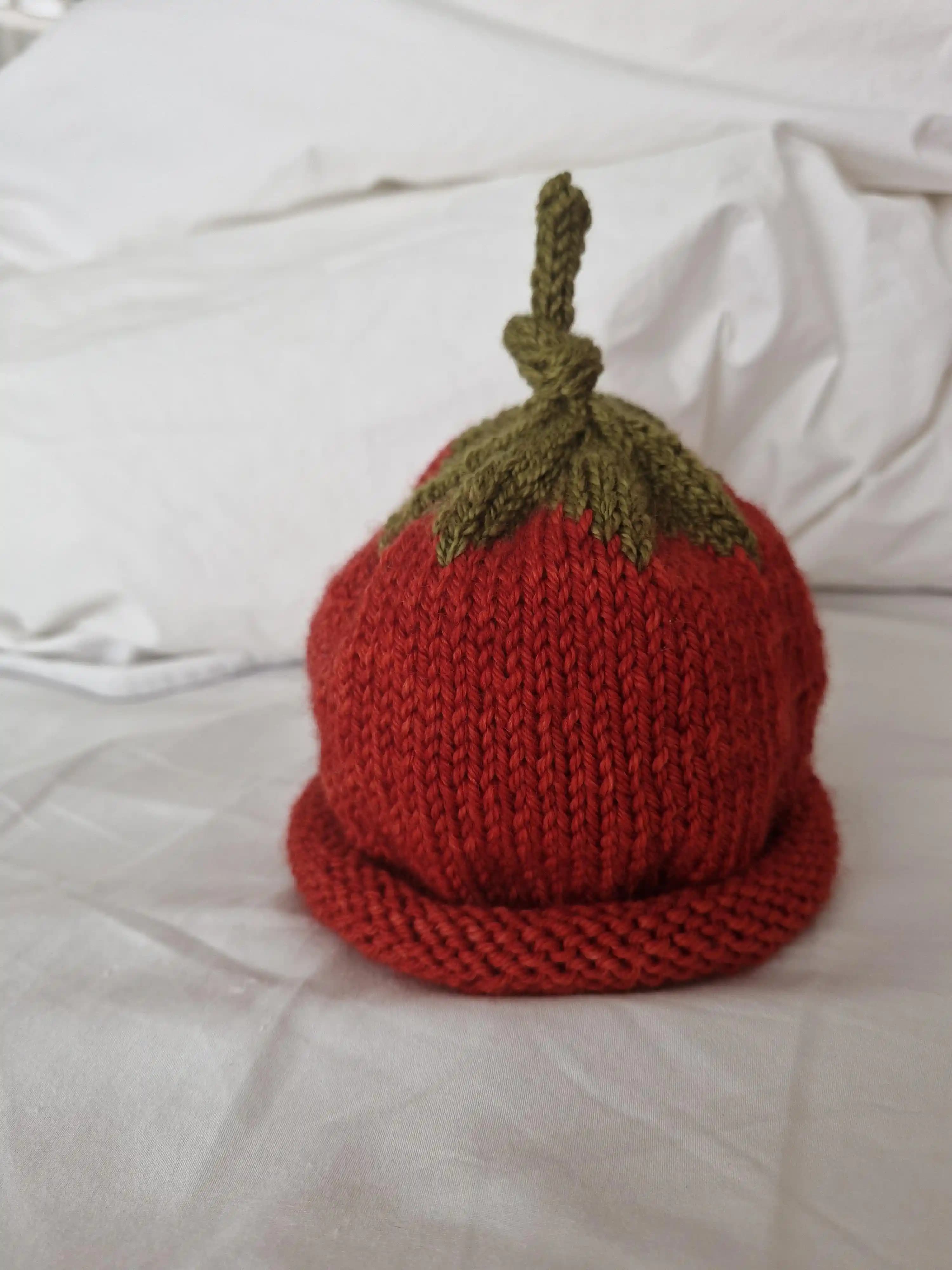 Berry Baby Hat: Yeni Doğan Bebekler İçin Orta Seviye Örgü Şapka Modeli ve Teknik Detayları