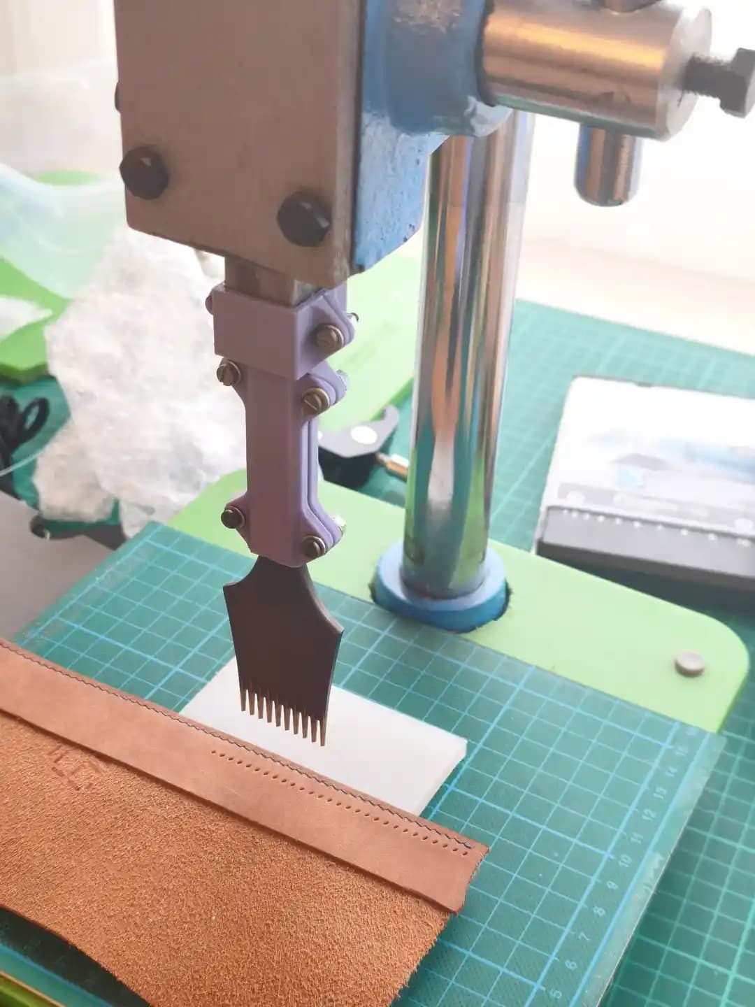 Deri İşçiliğinde 3D Baskı ile Kişiselleştirilmiş Hassas Dikiş Kılavuzu Tasarımı ve Kullanımı