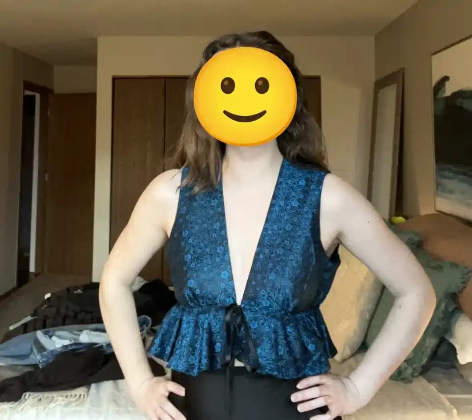 Dikişe Yeni Başlayanlar İçin İlk Giysi Yapımı: Kumaş, Kalıp ve Detay İşçiliği Rehberi