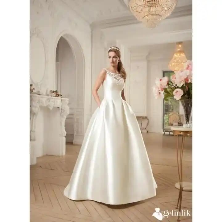 Duchesse Saten Tabanlı ve El Nakışlı Organza Üst Katmanlı Çok Katmanlı Gelinlik Tasarımı