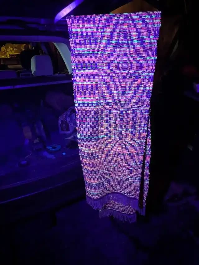 El İpliği ve Siyah Işık Tepkili Boyalarla 8 Şaftlı Overshot Atkı Şal Dokuma Deneyimi