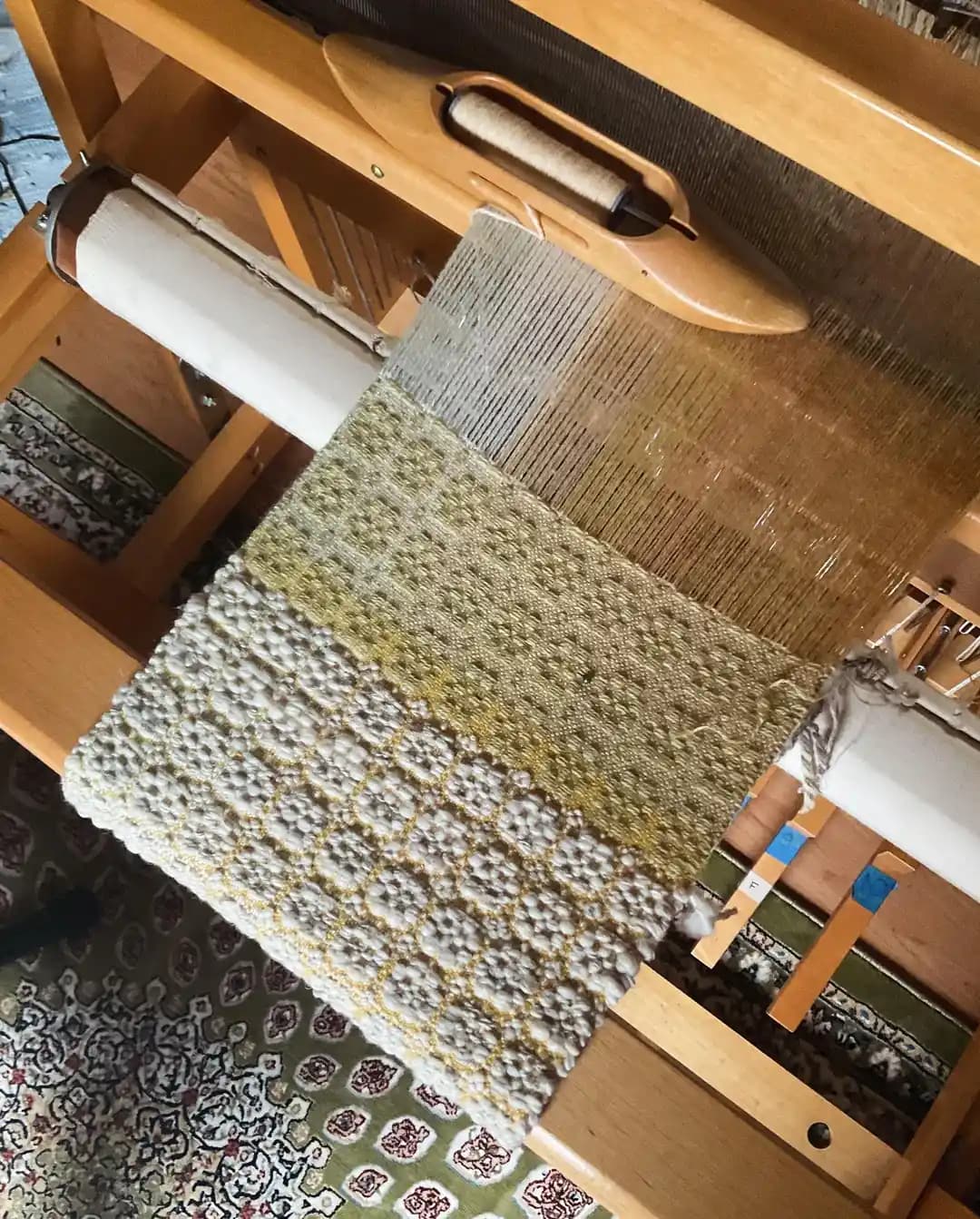 El İpliğiyle Dokuma: Doğal Boyalar ve Basit Tasarımların Sürdürülebilir Tekstilde Rolü