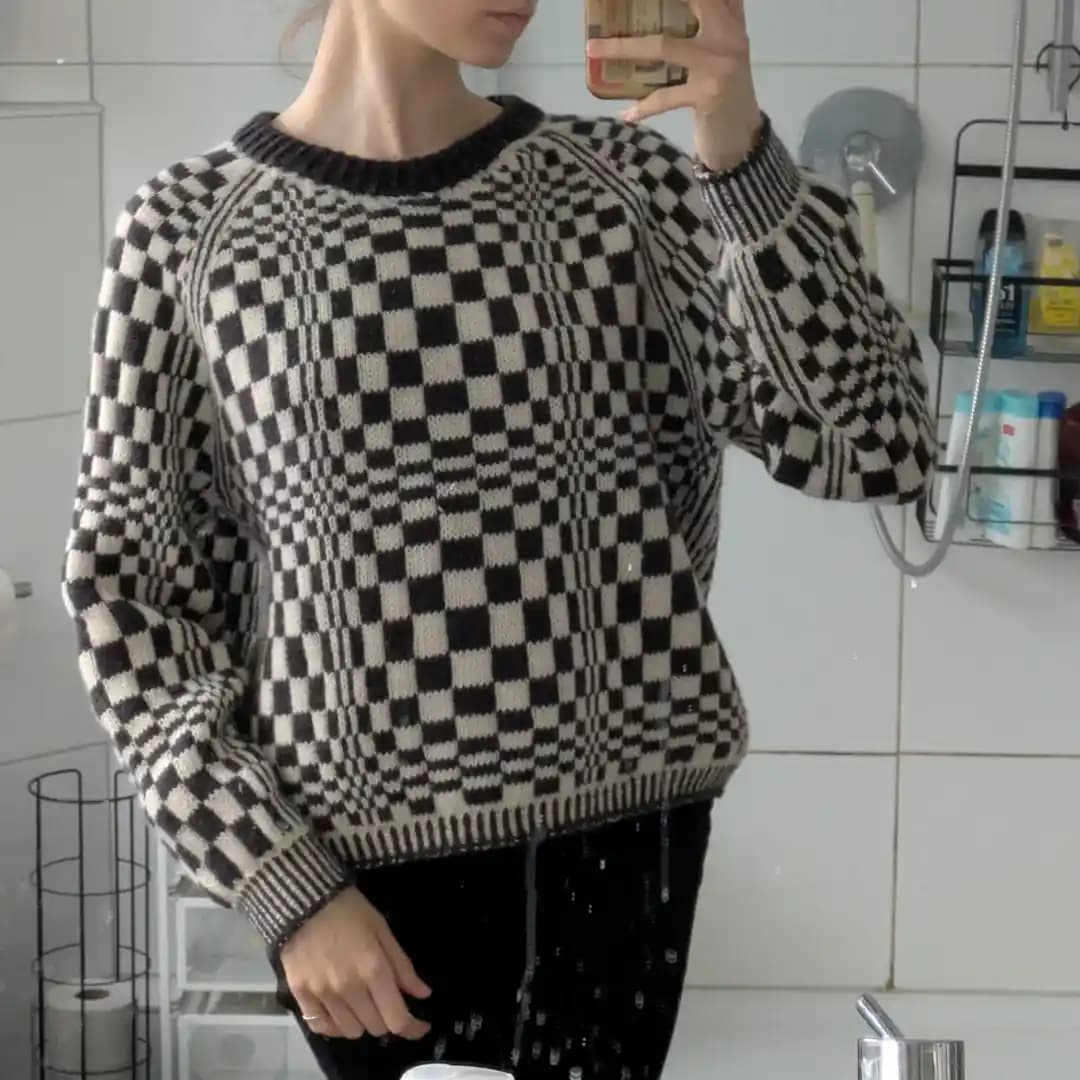 Elspeth Vance'in Fortuna's Wheel Desenli Renkli Kazak Modeli ve Örgü Süreci