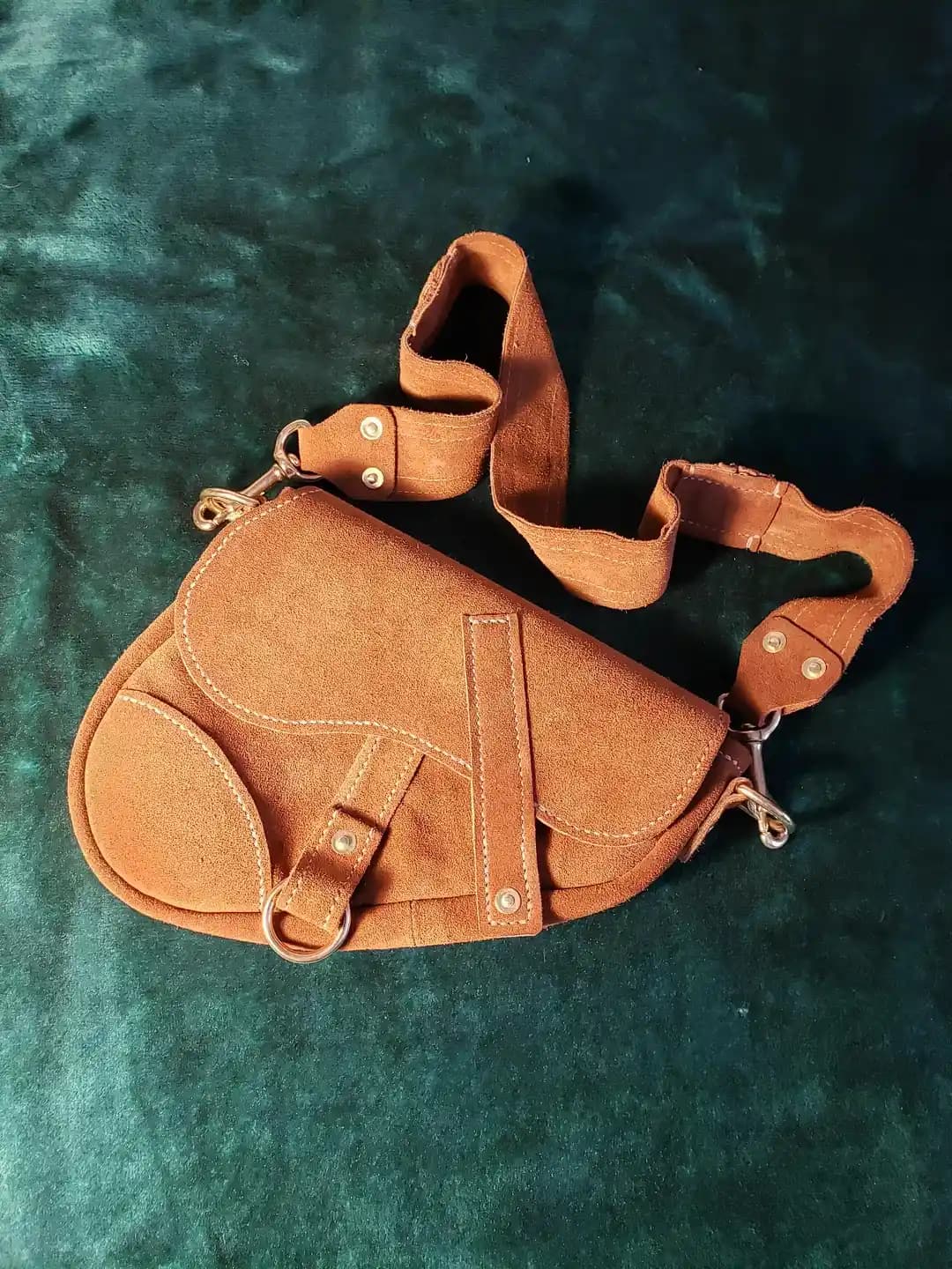 Eski Süet Ceketlerden Çanta Yapımı: Teknikler, Malzeme ve Sürdürülebilirlik Yaklaşımları