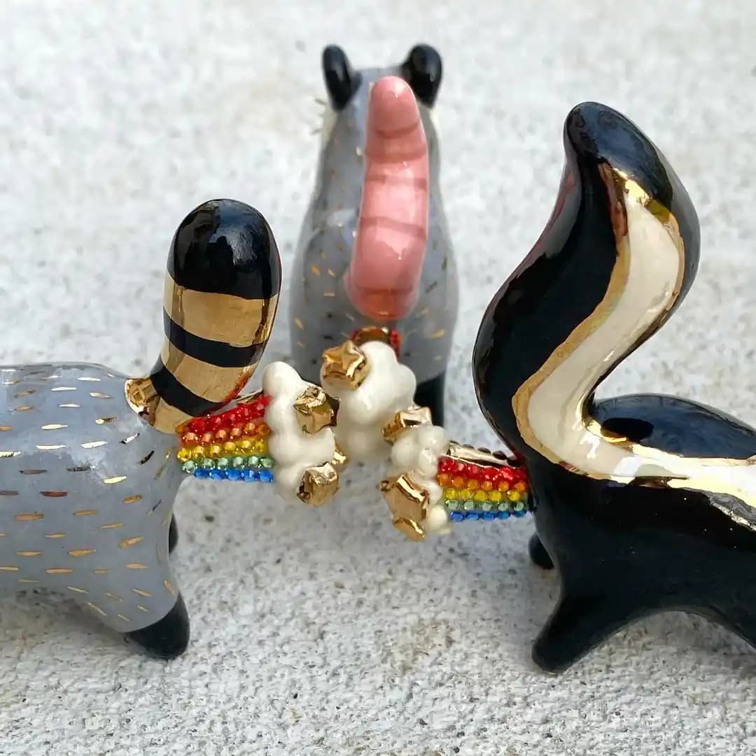 Farting Trash Gang: Seramik Sanatında Gökkuşağı Renkleri ve Altın Detayların Buluşması