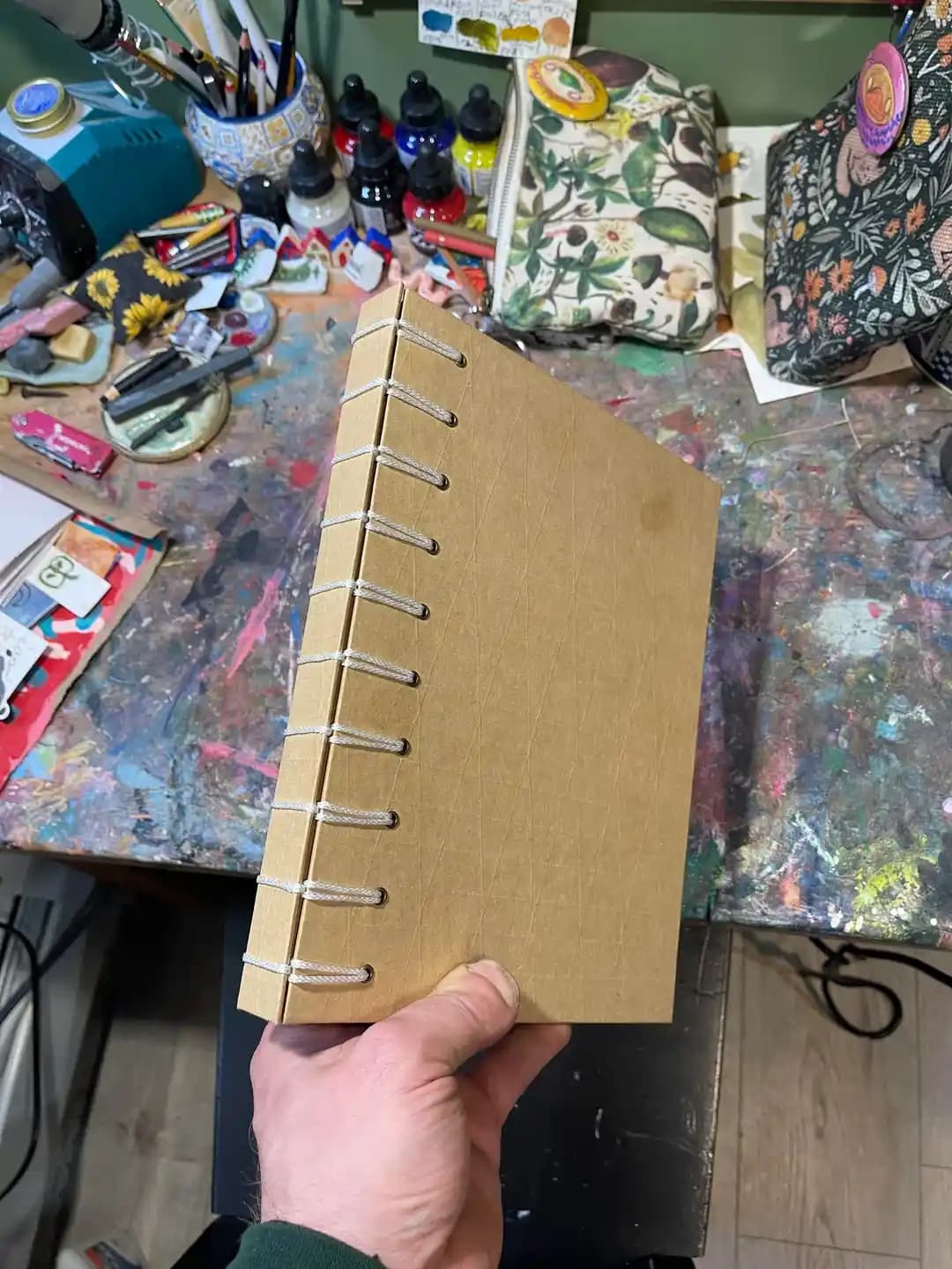 İnşaat Malzemeleriyle Yapılan Eskiz Defteri: Dayanıklı Tasarım ve Özel Bağlama Teknikleri