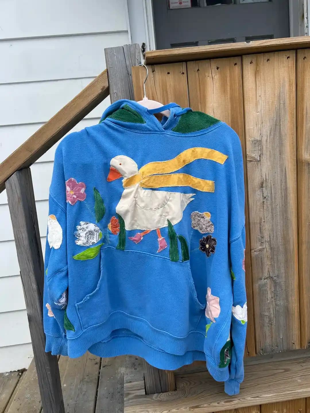 Kumaş Artıklarıyla Appliqué Tekniği Kullanılarak Kaz Temalı Kazak Yenileme Projesi