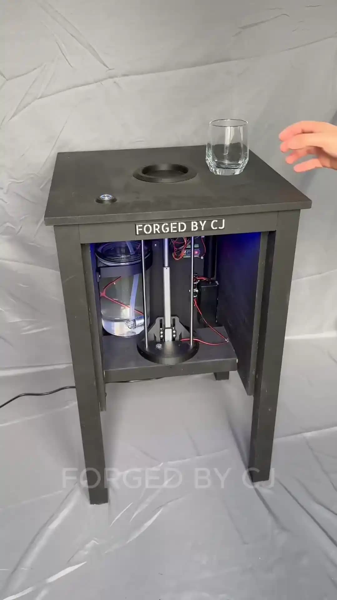 Otomatik Bardak Dolduran Yan Sehpa Tasarımı: Teknik ve Kullanıcı İncelemesi