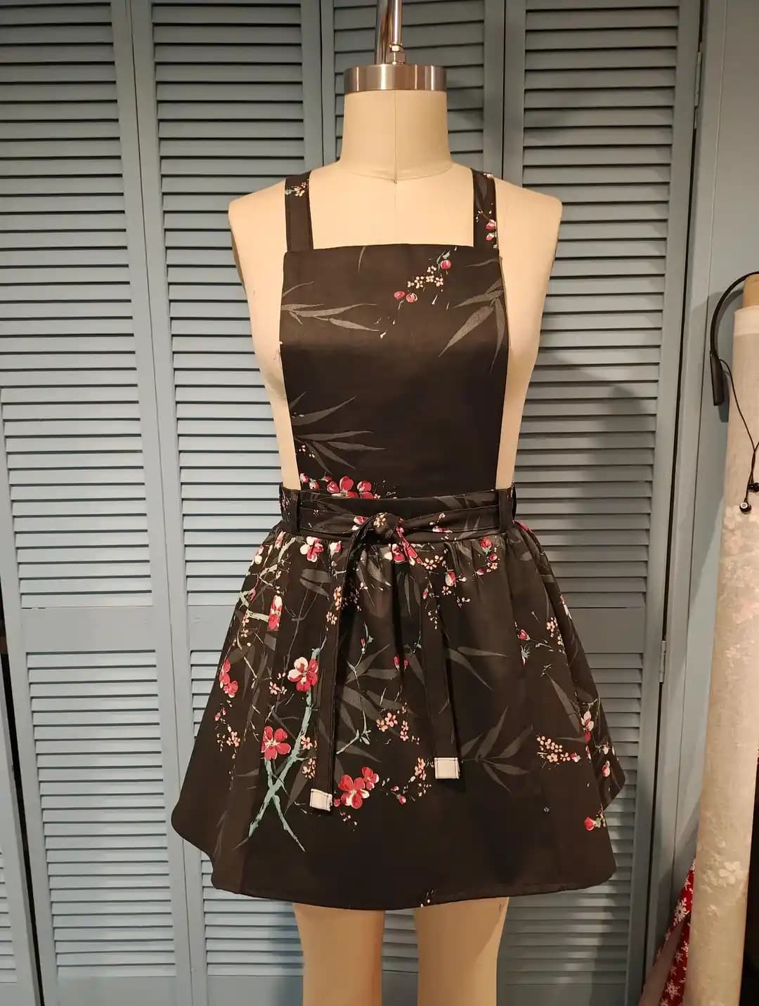 Pamuklu Kumaştan Özgün Tasarım Çapraz Askılı Önlük Yapımı ve Özellikleri