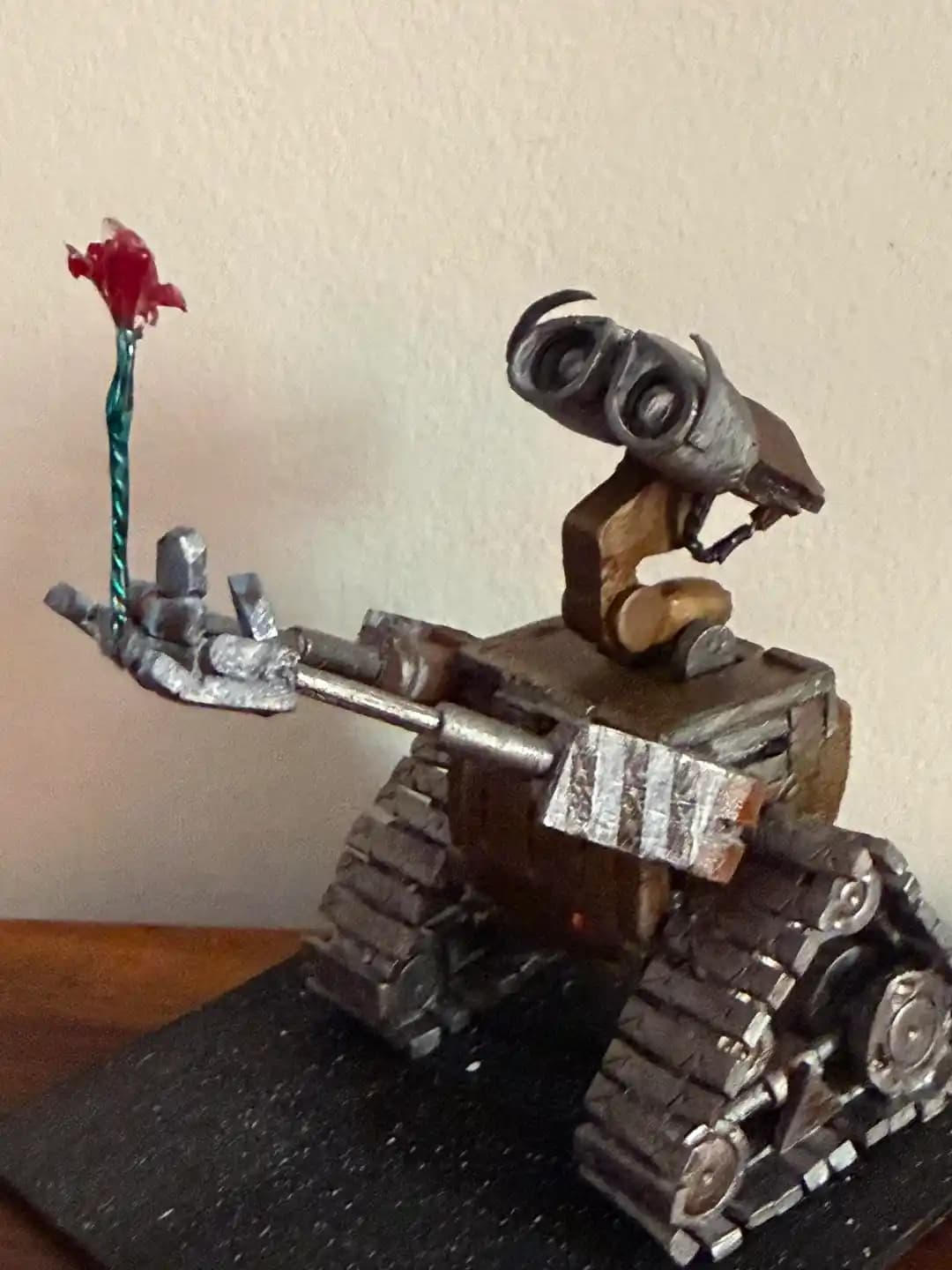 Polimer Kil ile Detaylı Wall-E Minyatür Model Yapımı ve Metalik Görünüm Teknikleri