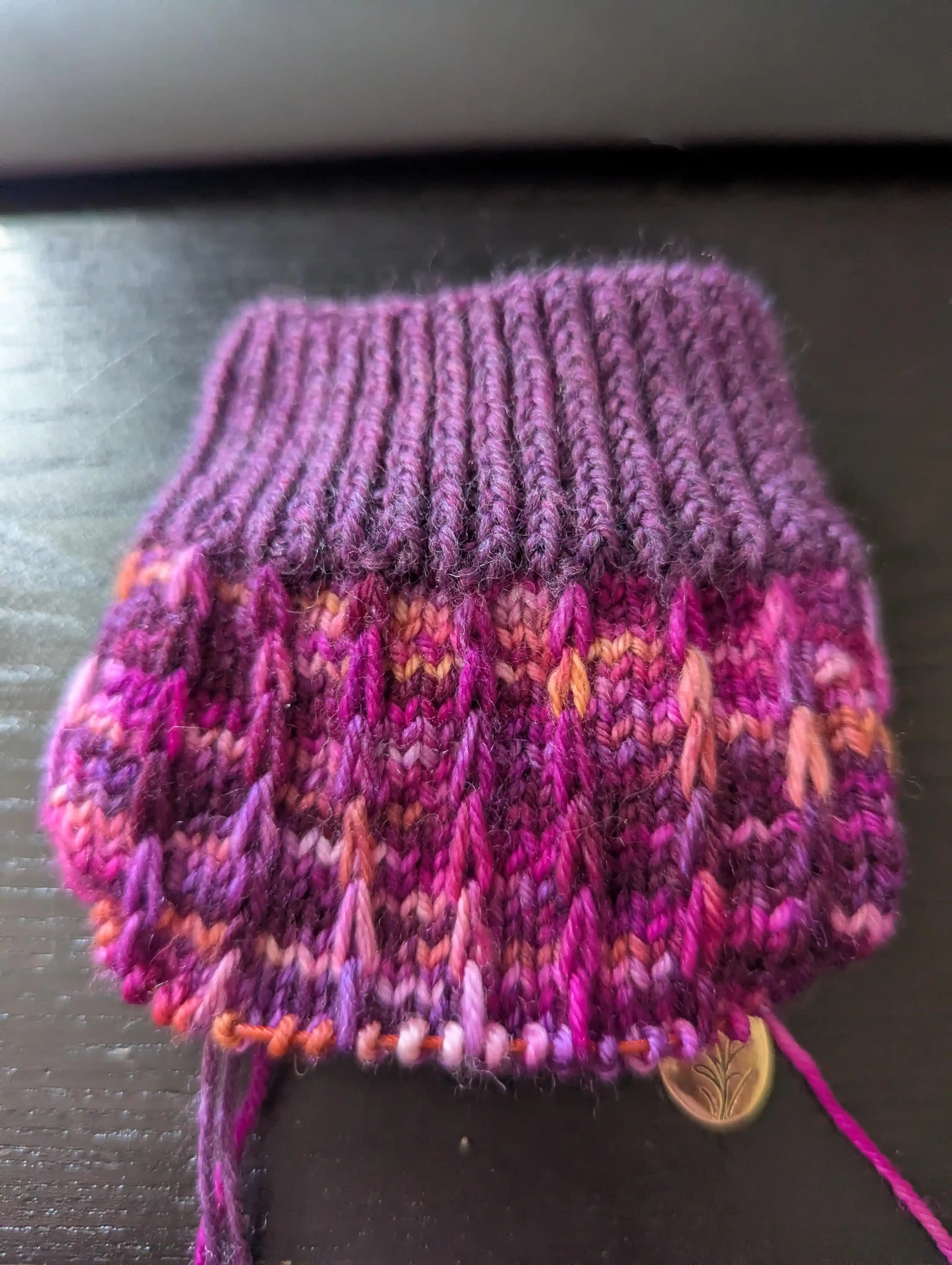 Renk Değişimli İpliklerle Kaydırmalı İlmek Deseni: Örgüde Canlı Renk ve Doku Uyumu