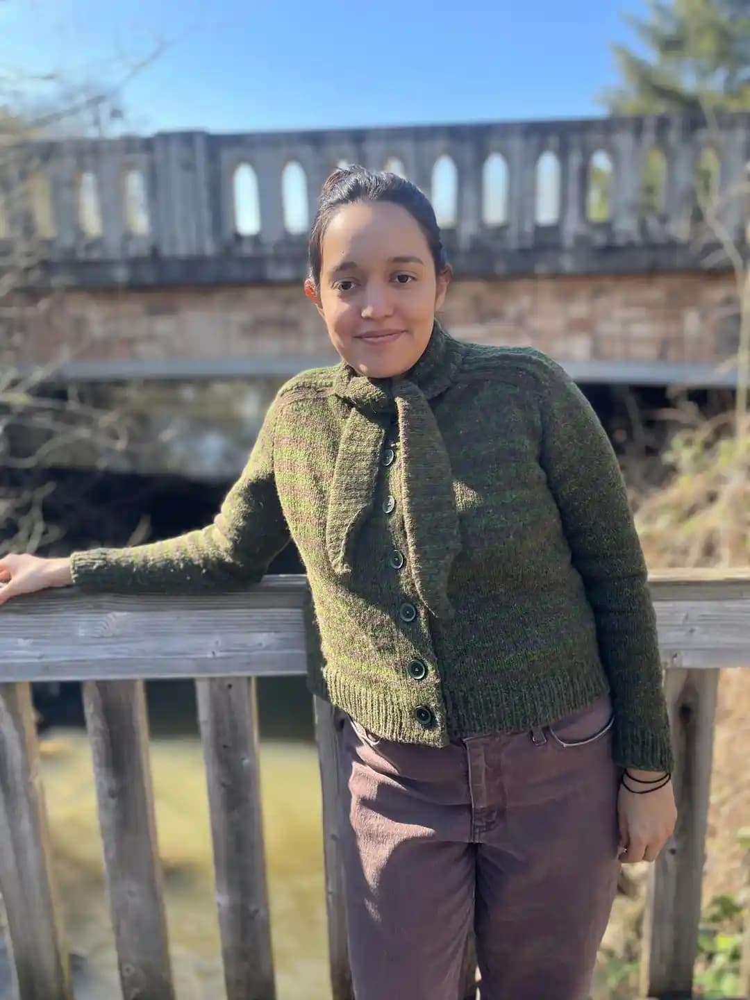 Scarfigan: Üstten Başlanan Özgün Eyer Omuzlu Hırka Tasarımı ve Teknik Özellikleri