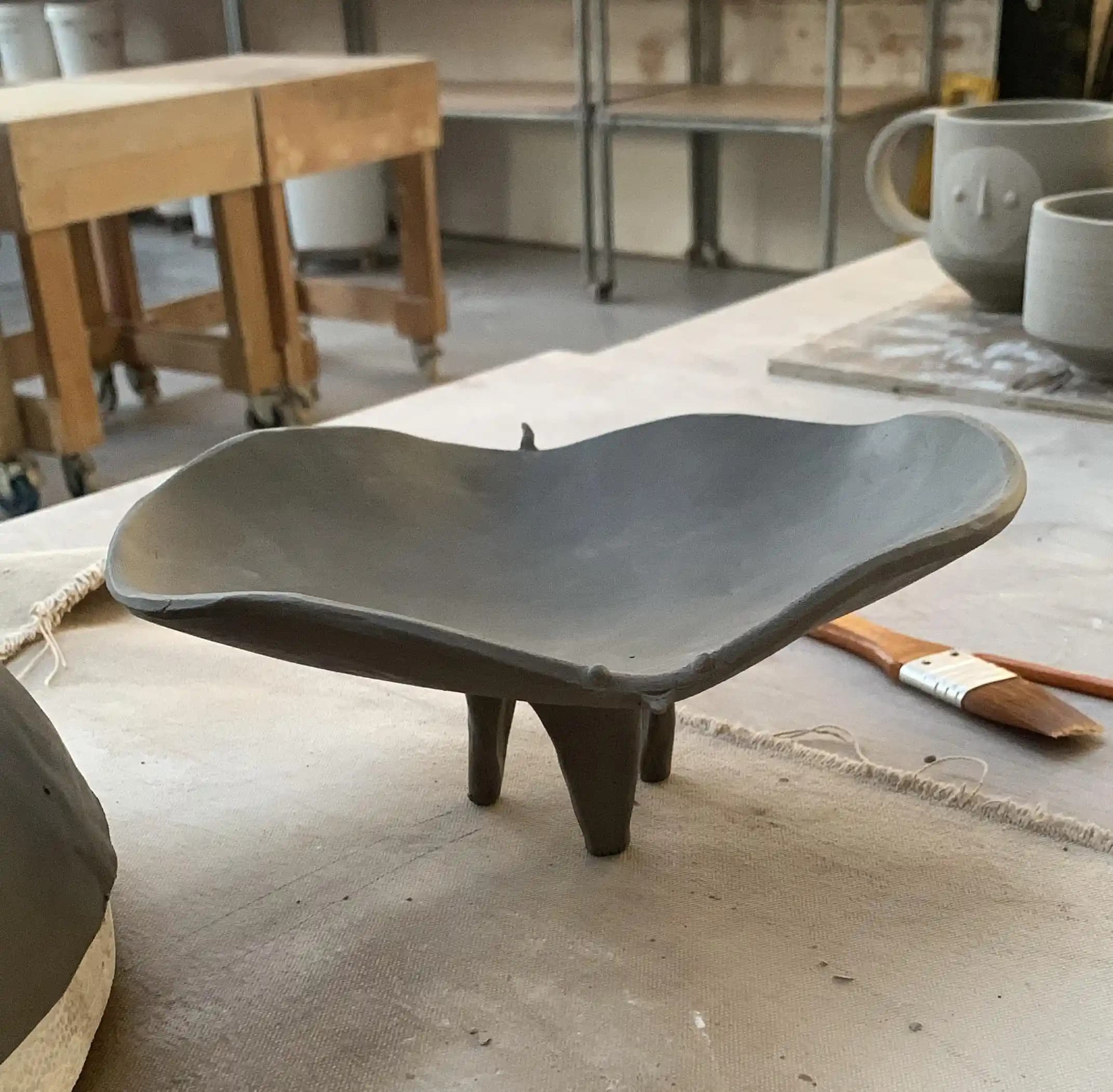 Seramikte Desteksiz Parçaların Sırlanması ve Pişirme Sürecinde Teknik Yaklaşımlar ve Malzeme Seçimi