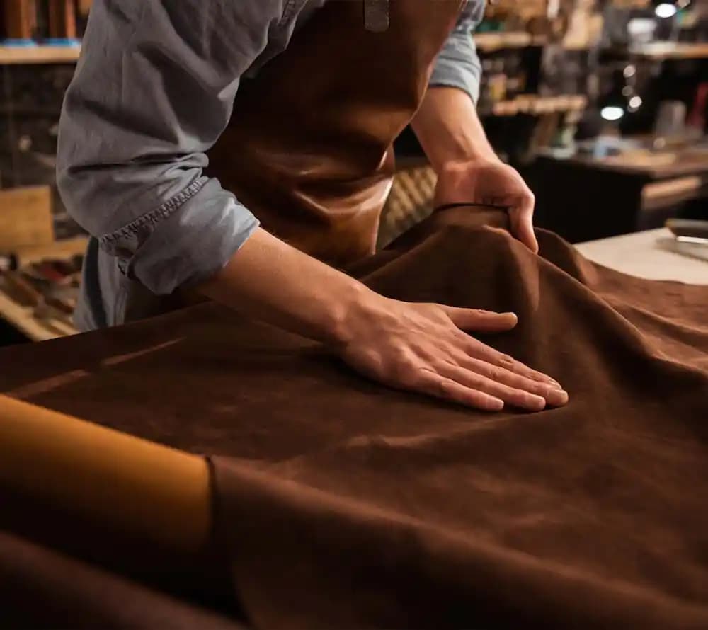 Tricorn Korsan Şapkasının Eski Deri Kanepten Yapımı ve Geri Dönüşüm Süreci