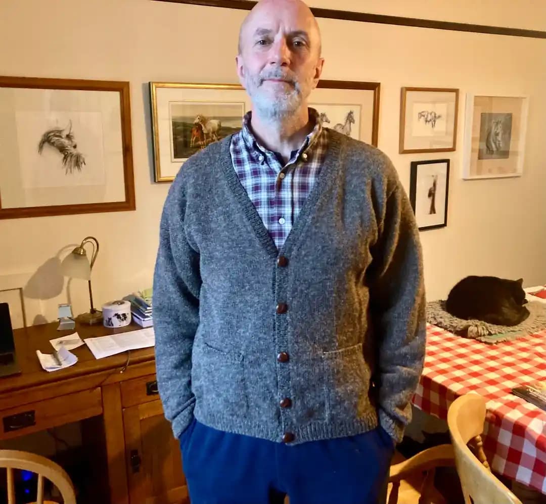 Yaşlı Adamın Kendi Yünüyle Ördüğü Klasik Erkek Hırkası Modeli ve Teknik Detayları