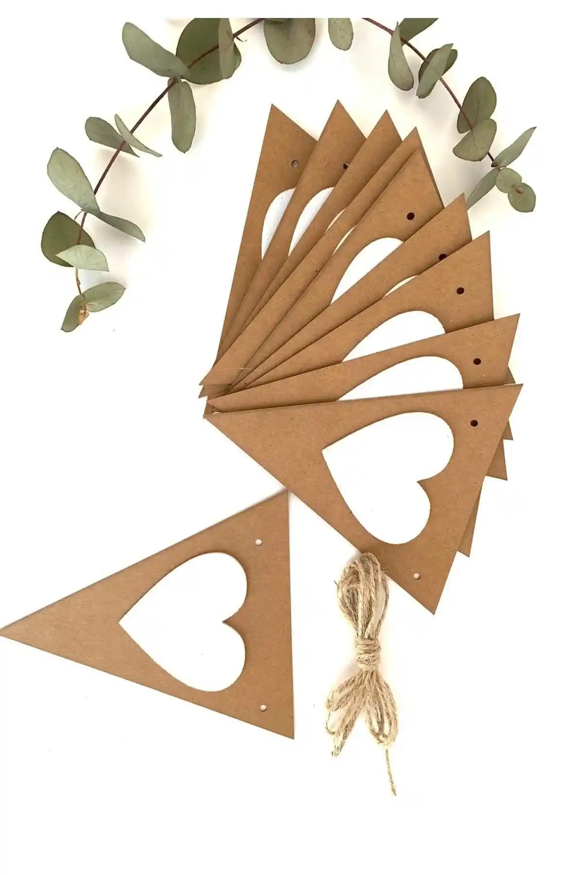 Partifabrik Doğum Günü ve Kutlamalar İçin Renkli Üçgen Bayraklı Kalp Duvar Süsü