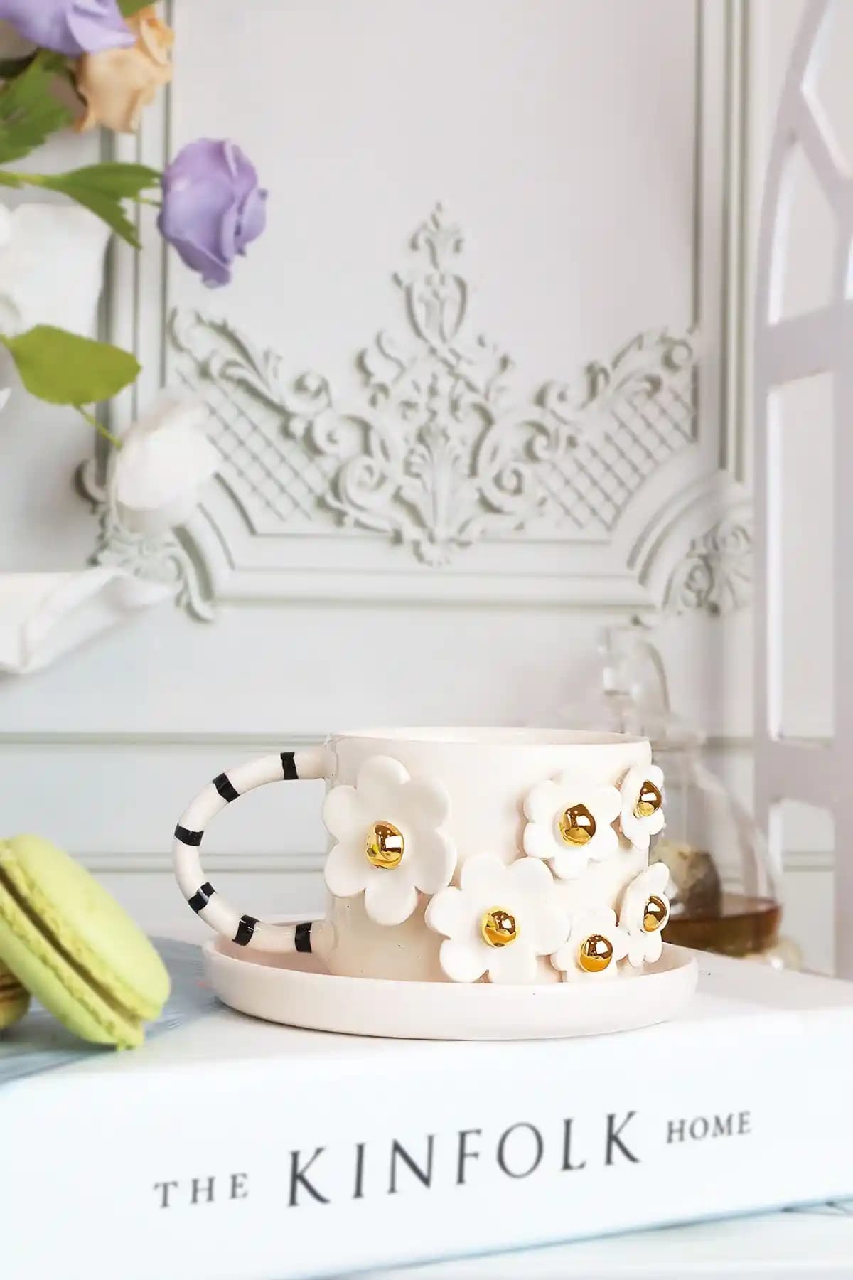 Ada Mia Seramik Papatya Figürlü 24K Altın Dekoratif Kupa - Şık ve Dayanıklı Tasarım