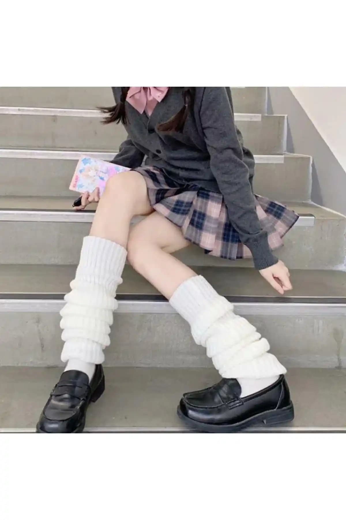 Köstebek Düz Beyaz Kalın Bol Tozluk: Kış Ayları İçin Sıcak ve Şık Seçenek