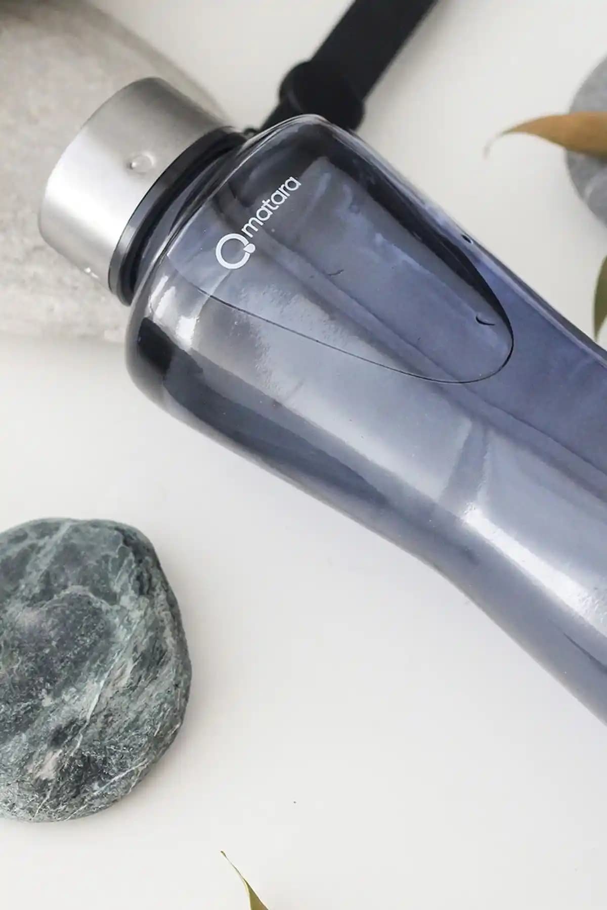 Qmatara Clear Füme Cam Matara: Sağlıklı ve Estetik Sıvı Taşıma Çözümü