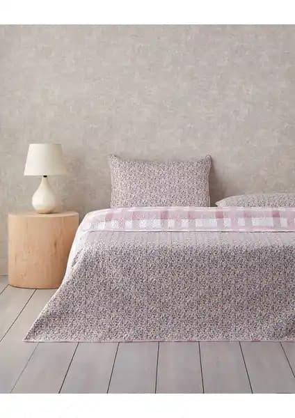 English Home Blushing Blooms ve Çeyiz Bahçesi Siyah Sarmaşık Yatak Örtüsü Karşılaştırması