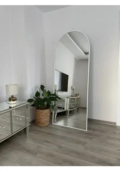 Effe Yapı Dekor Beyaz Metal Çerçeveli ve Ersan Dizayn Altın Oval Ayaklı Aynalar Karşılaştırması 1
