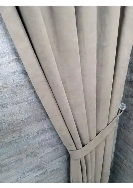 Ev Dekorasyonunu Zenginleştiren Kadife ve Kiremit Renkli Fon Perdelerin Karşılaştırması