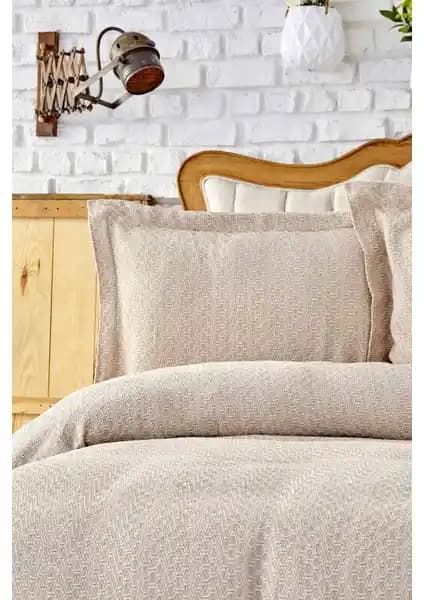 Karaca Home Stella ve Madame Coco Maryon Yatak Örtüsü Setleri Karşılaştırması