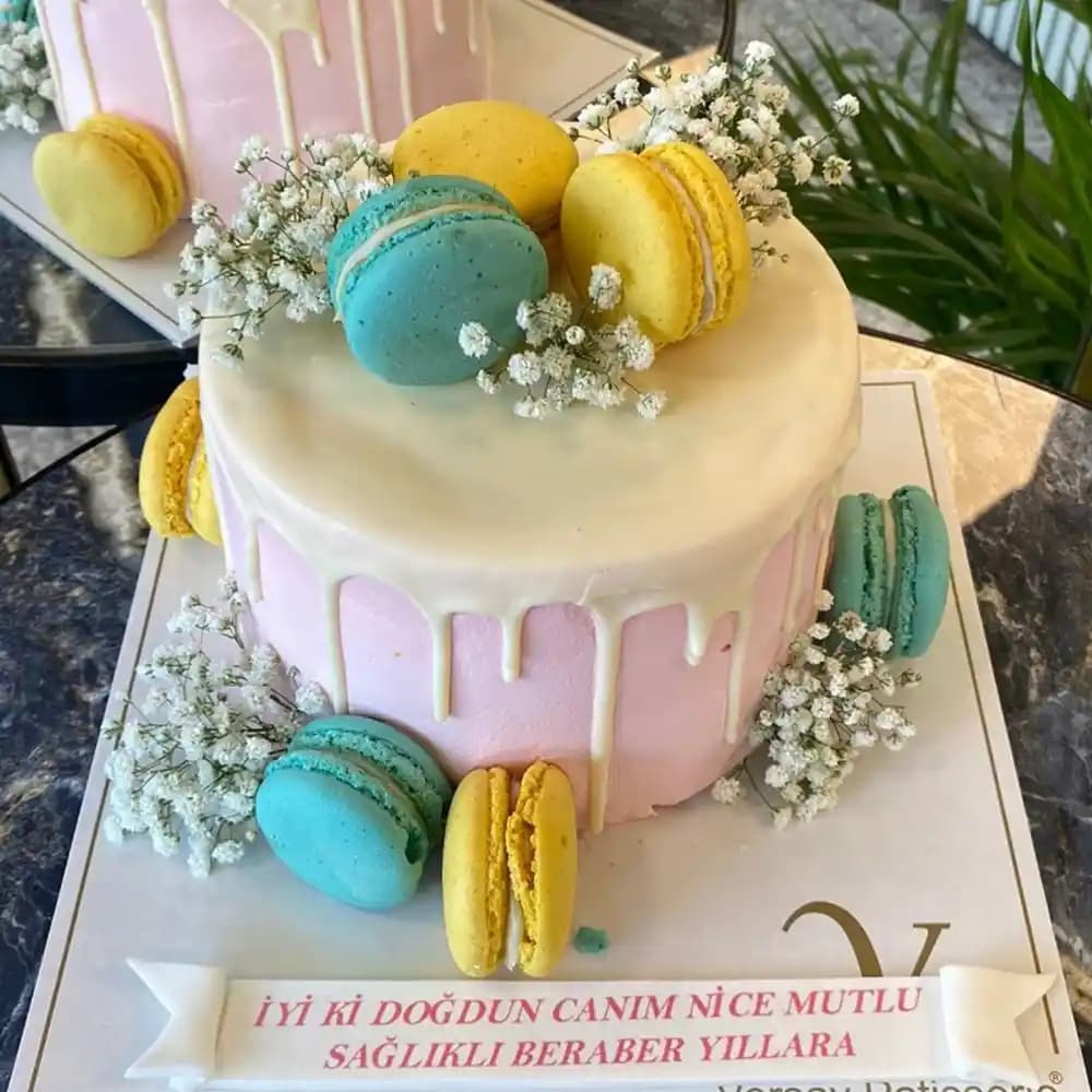 Makaron Süslemeli Pasta: Estetik ve Lezzetin Zarif Buluşması Özel Günler İçin