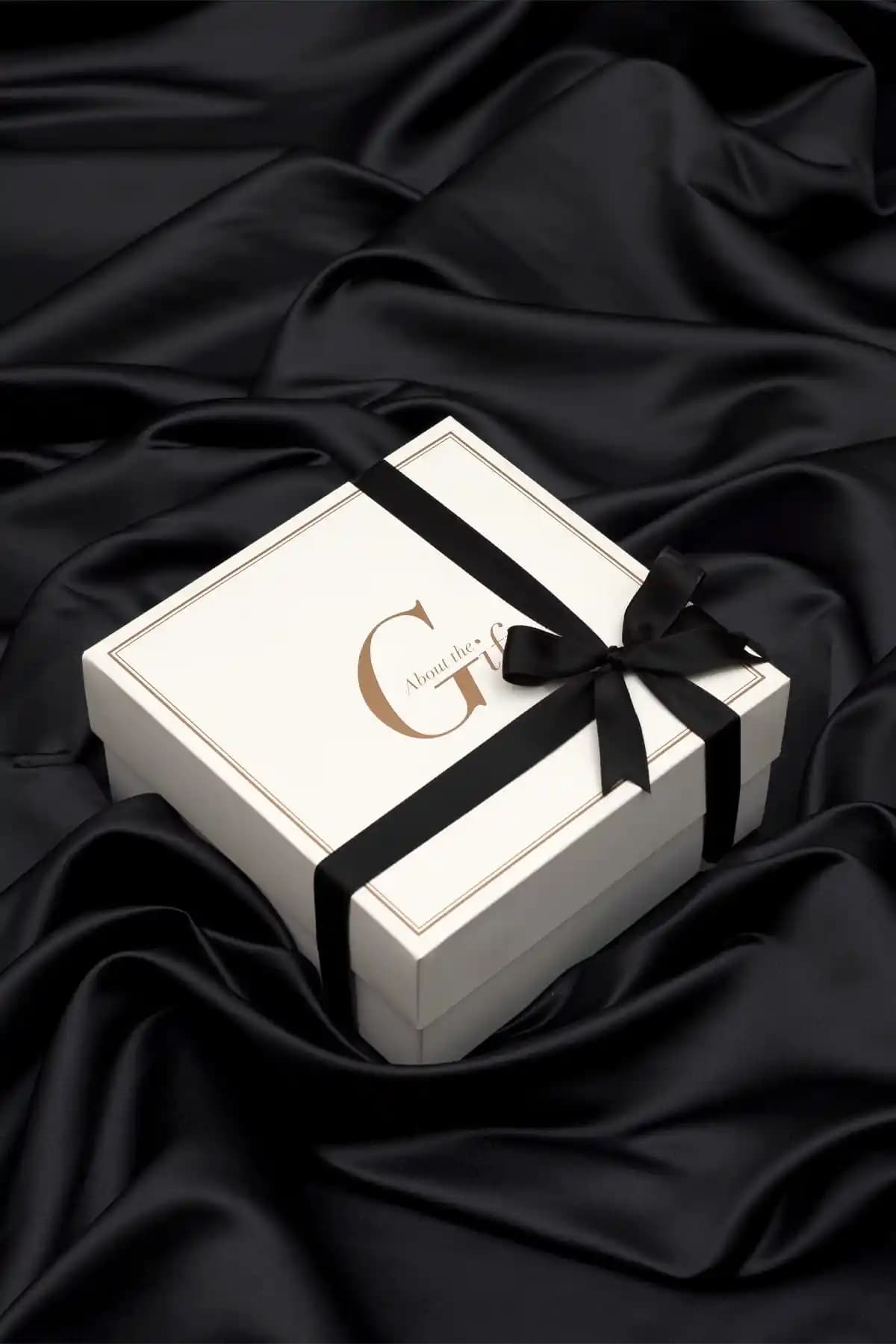 Beyaz Hediye Kutusu: Geniş İç Hacmi, Dayanıklı Karton ve Kolay Açılır Kapakla Zarif Sunum