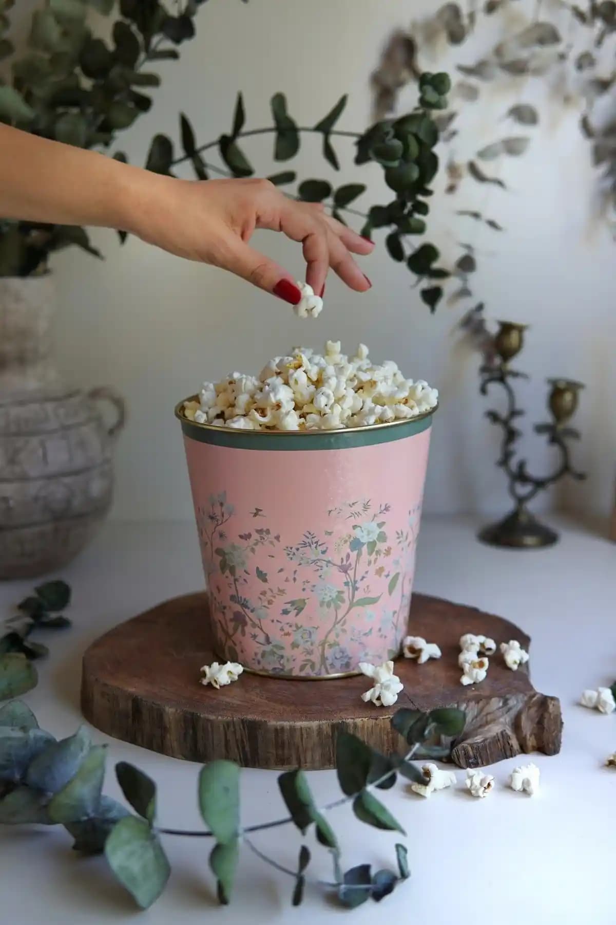 Evle Botanica Er149-1g Pembe Metal Popcorn Kovası: Botanik Desenli Şık Sunum Aracı