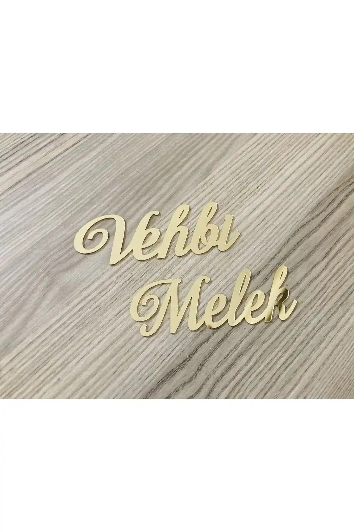 Pleksi Üst Yüzeyde İkili İsim ve Yazısı ile Çiçek ve Çikolata Kutusu Tasarımı