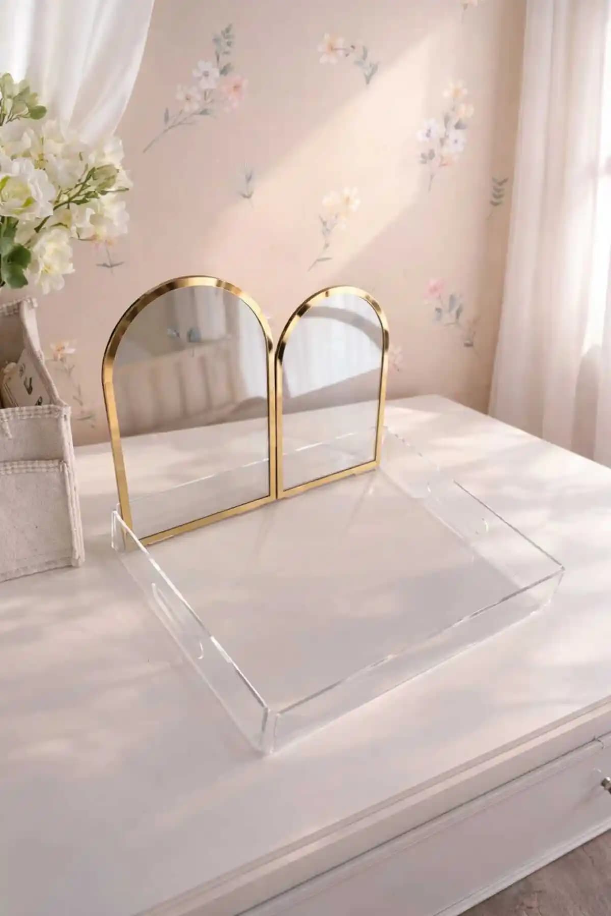 Türkiye Menşeli Şeffaf Pleksi Tepsi - Arka Seperatörlü Düzen ve Kişiye Özel Süsleme