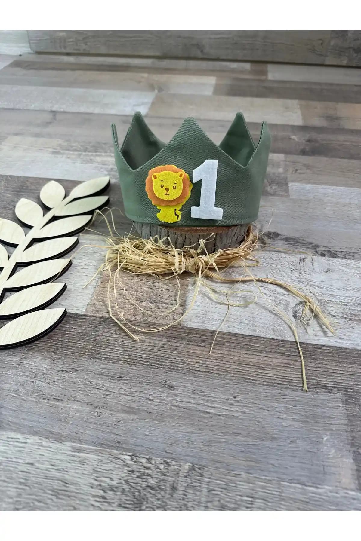 Feriatolye Küf Yeşili Safari Konseptli Aslan Figürlü 1 Yaş Taç: Çocuklar İçin Özel Tasarım Aksesuar