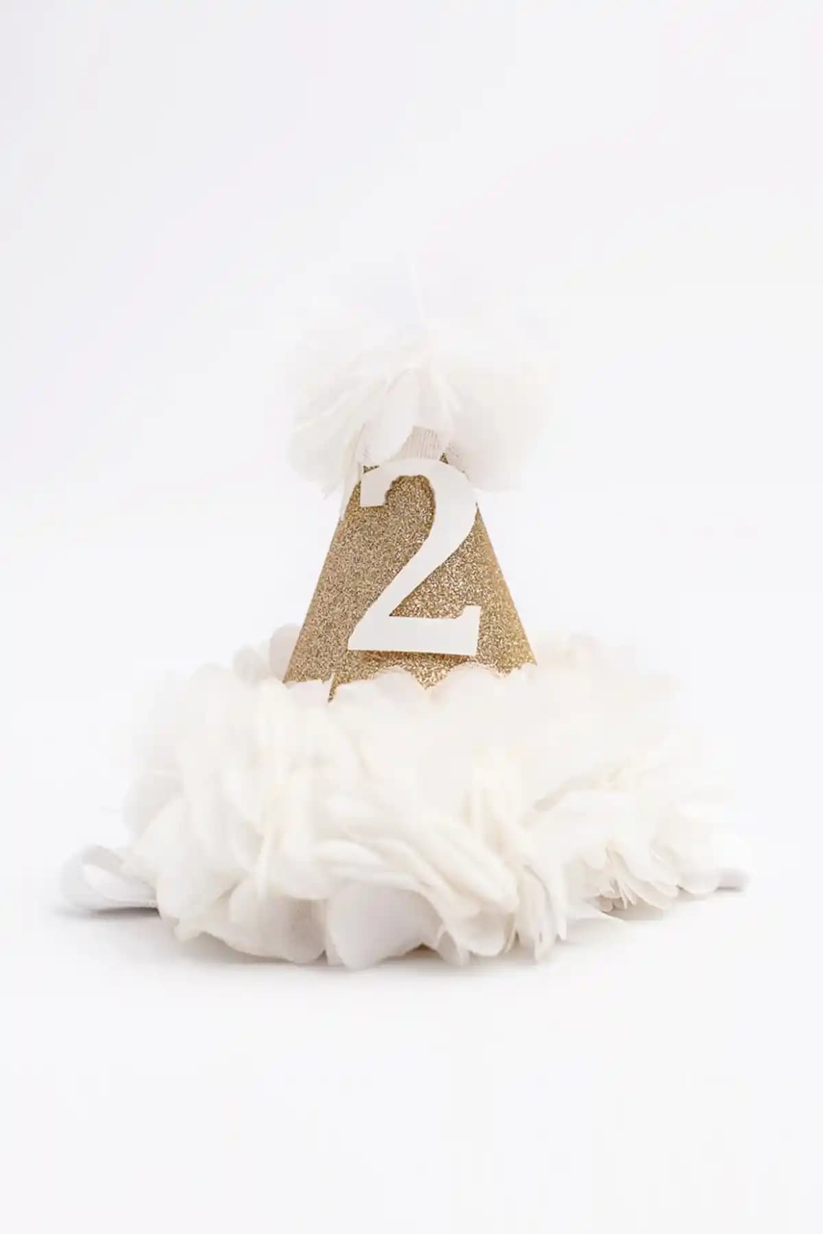 Le Mabelle Beyaz 2 Yaş Huni Doğum Günü Tacı Şık ve Renkli Doğum Günü Süslemesi