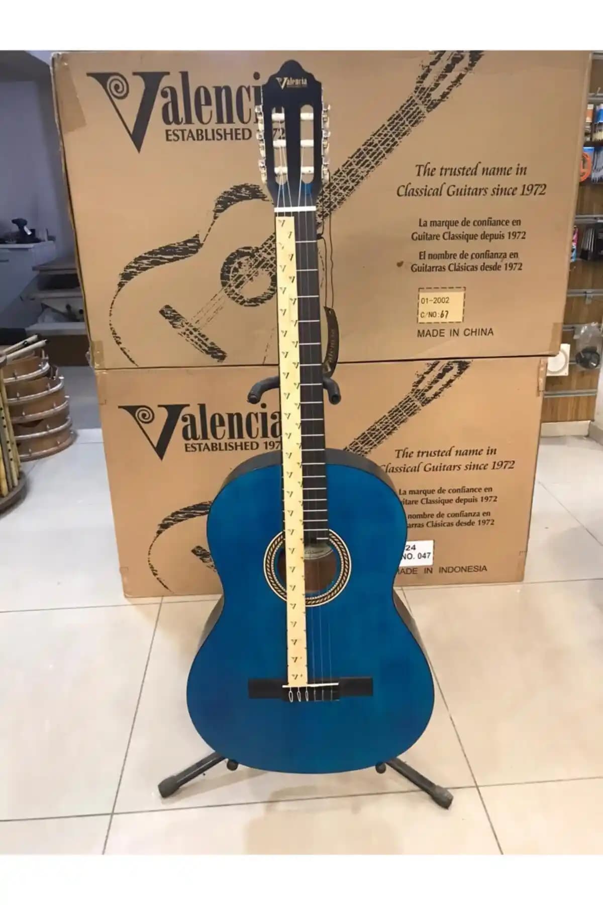 Valencia VC 204 Mavi Klasik Gitar 4/4 Boyutuyla Estetik ve Ses Kalitesini Bir Arada Sunar