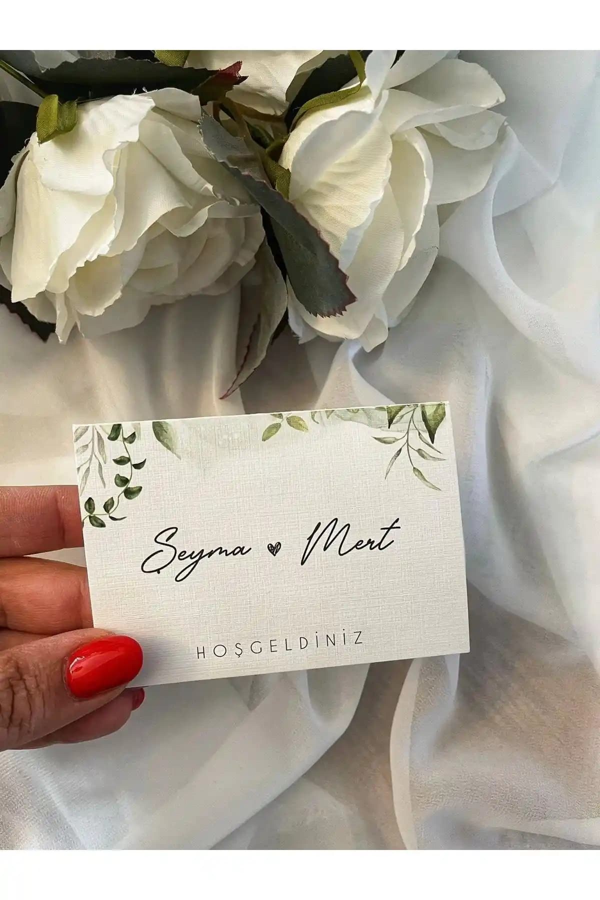 Renna Yeşil Dallar Detaylı Kişiye Özel 20 Adet Masa Kartı ile Zarif Düzen