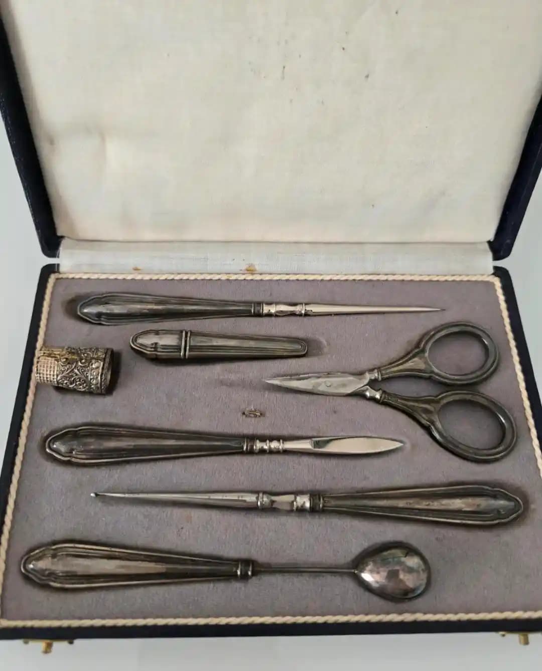 Antika Dikiş Setlerindeki Araçların İşlevleri ve Kullanım Alanları Detaylı İncelemesi