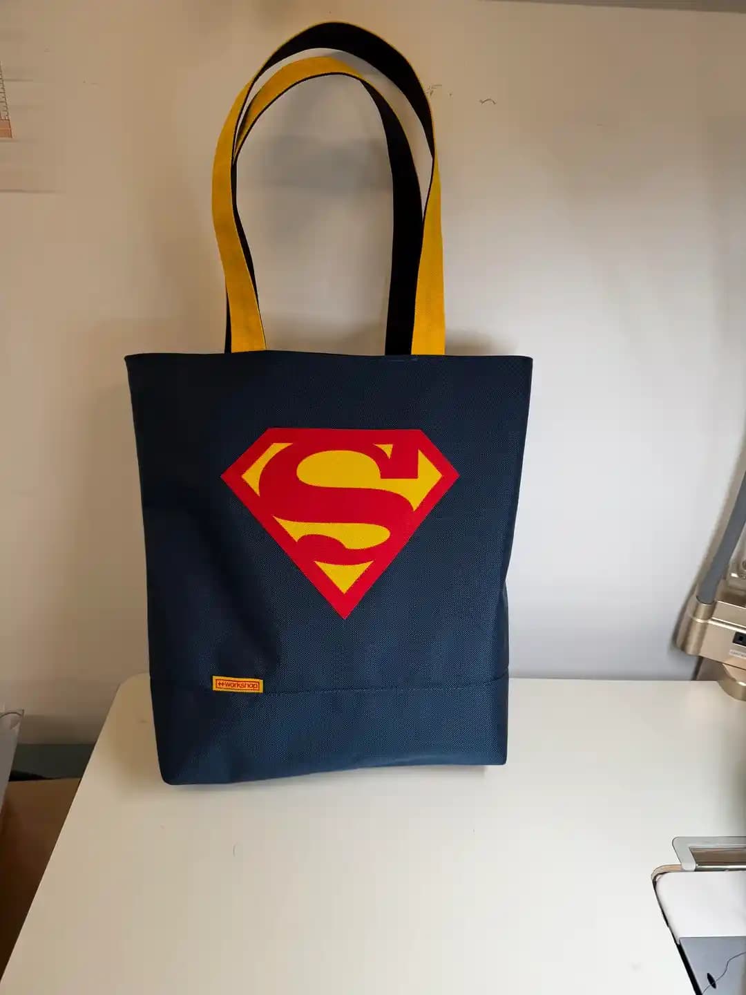 Çift Taraflı Superman Temalı Tote Çanta Tasarımı ve Üretimi: Fonksiyonel ve Estetik Yaklaşım