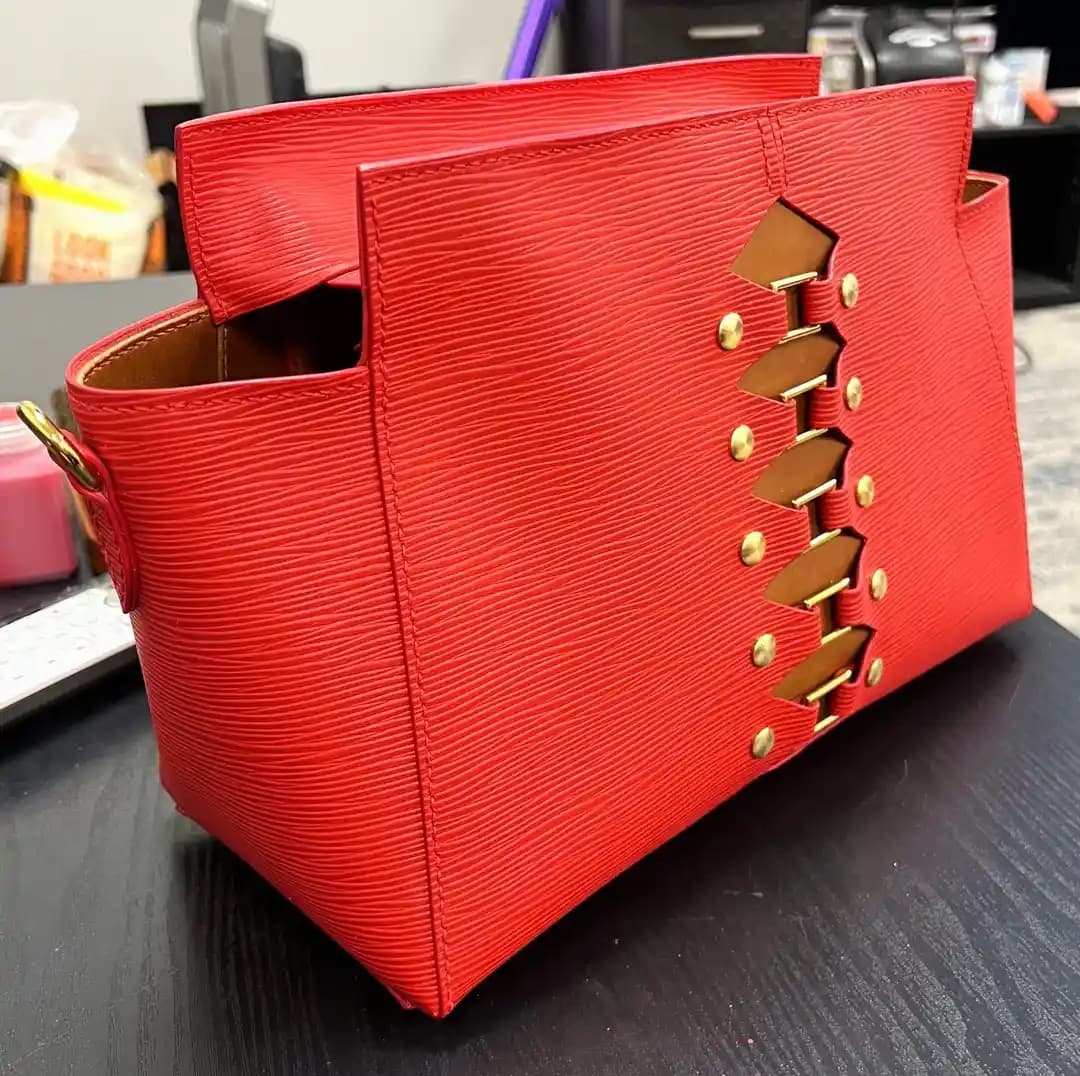 Deri İşçiliğinde Üç Yıllık Deneyim: El Yapımı Çanta ve Şapka Tasarımları Üzerine İnceleme