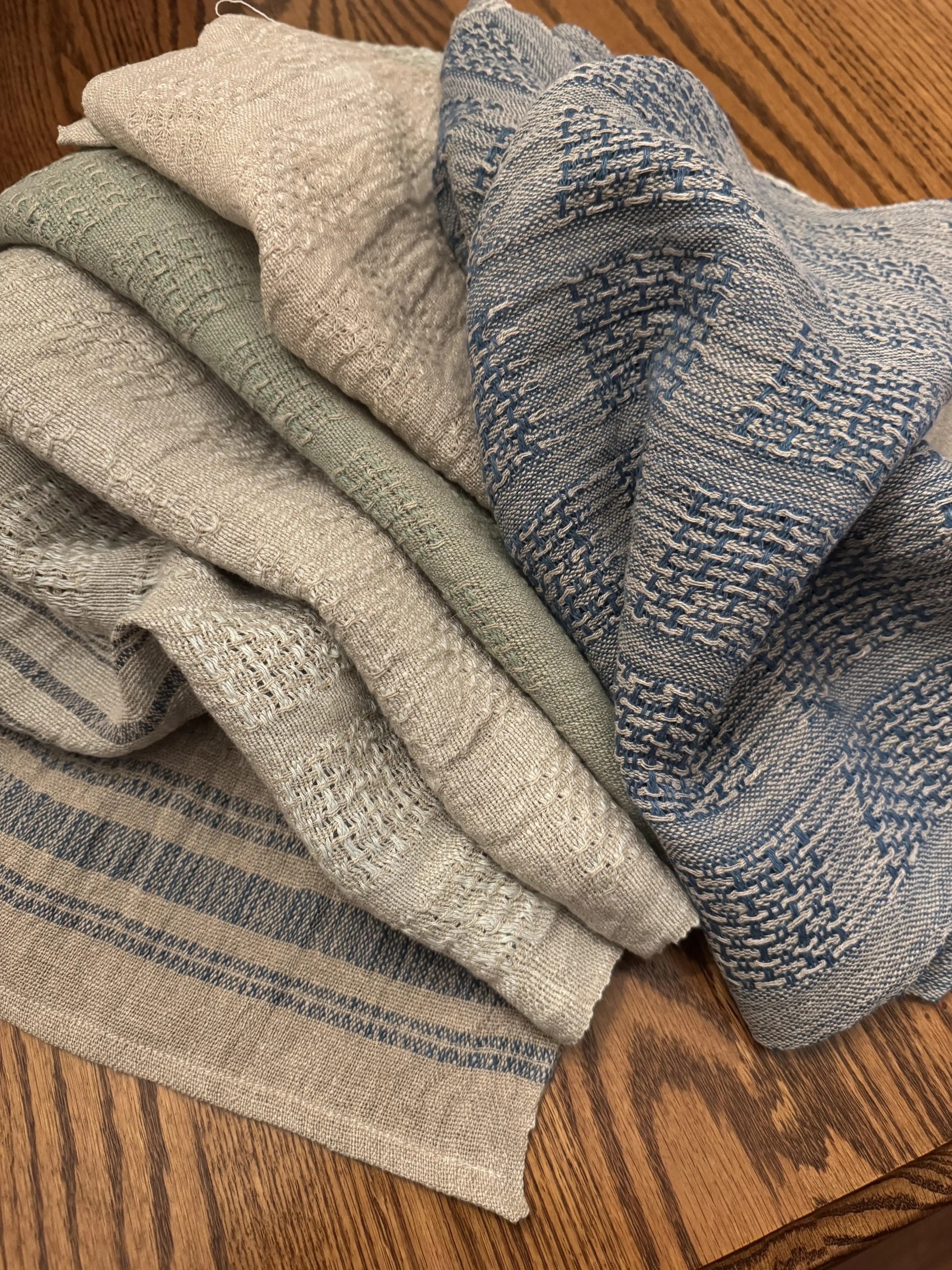 El Dokumasında Keten ve Dantel Havlular: Malzeme Seçimi ve Dokuma Teknikleri