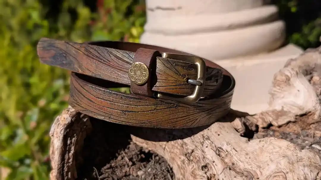 El Yapımı Deri Kemerlerde Oyma ve Boyama Teknikleri ile Kaliteli Üretim Süreci