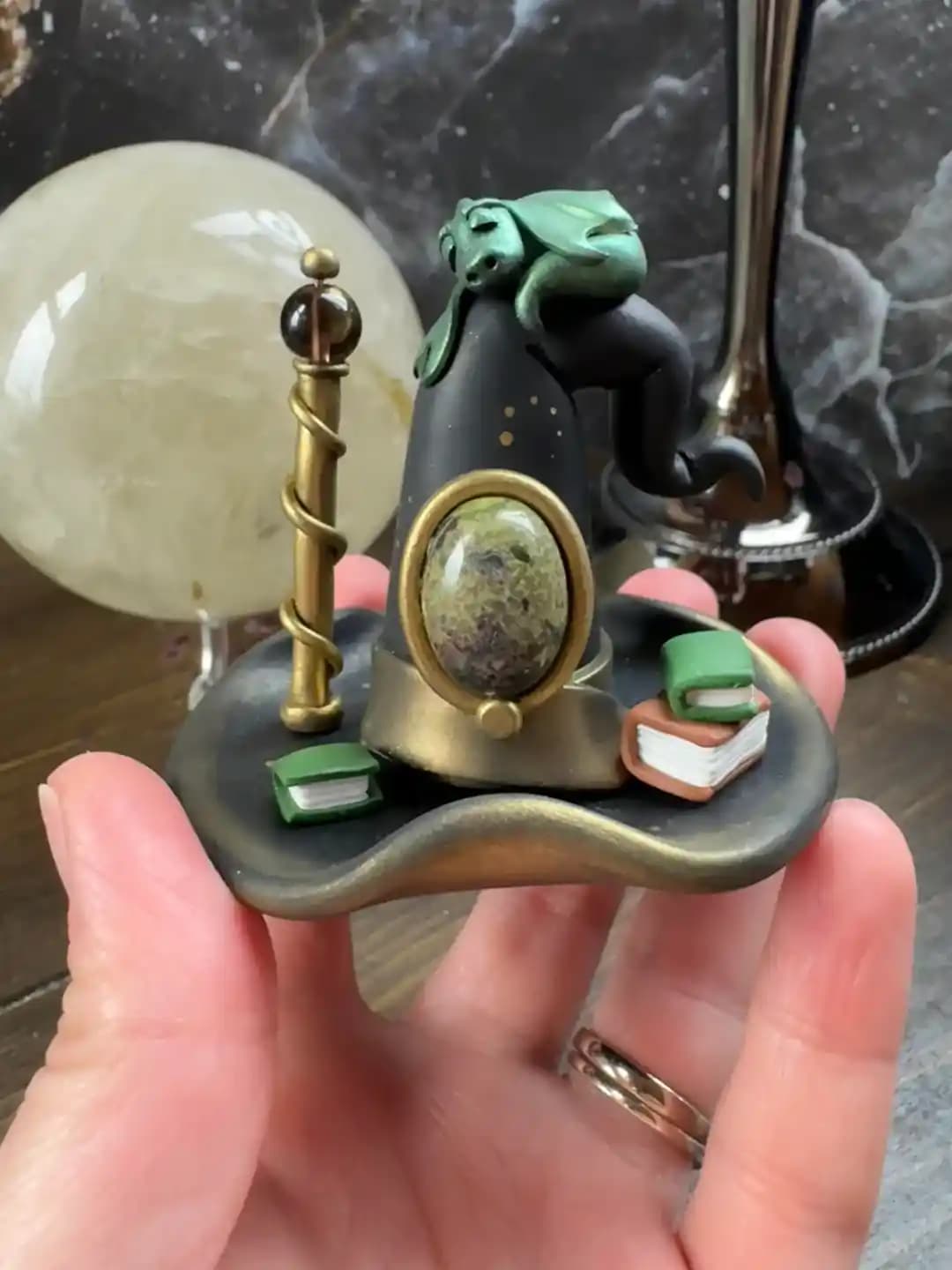 El Yapımı Minyatür Cadı Şapkalarında Sanat, Teknikler ve Özgün Tasarımlar