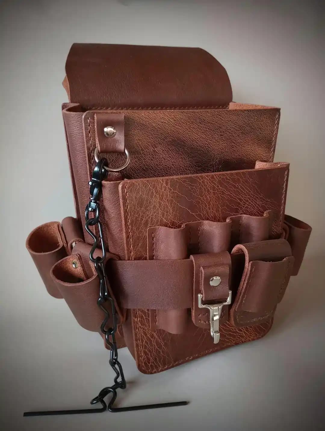 Elektrikçiler İçin Dayanıklı ve Fonksiyonel El Yapımı Deri Alet Çantası Tasarımı