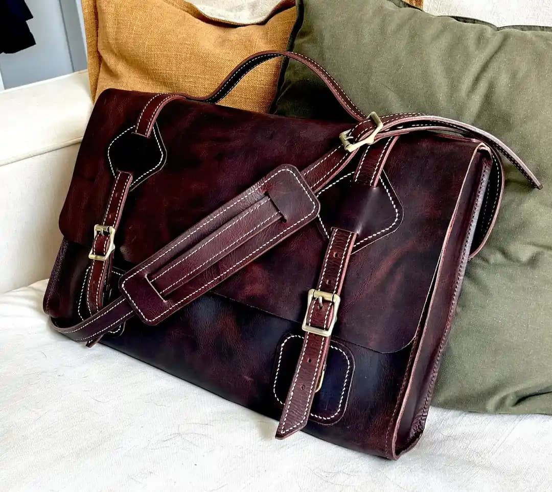 İlk Deri Çanta Projesi: Malzeme, Teknikler ve İyileştirme Önerileri Üzerine Analiz