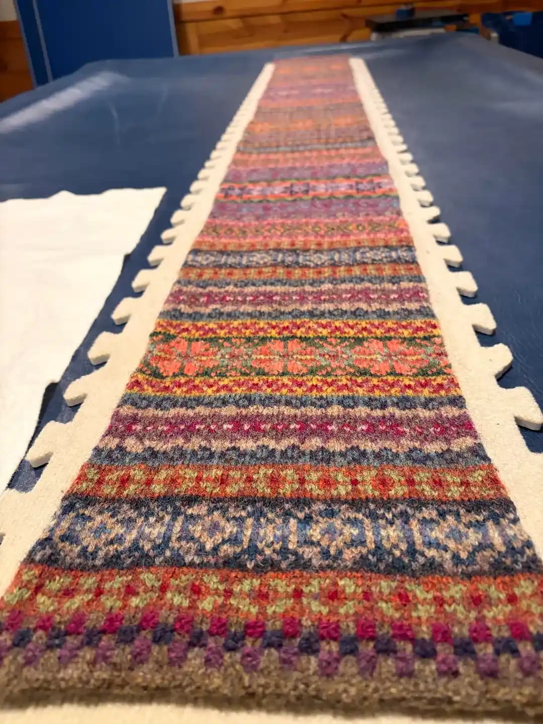 Jamieson's of Shetland Spindrift İpliğiyle Walking Tour Atkısı: Teknik ve Renkli Örgü Detayları