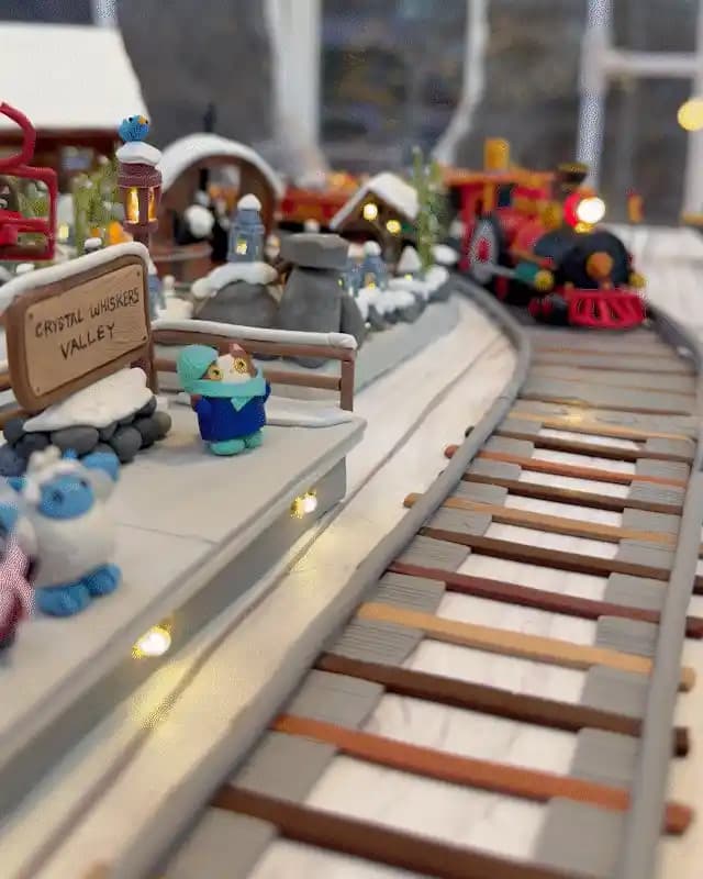 Polimer Kil ile Minyatür Kış Treni Heykeli: Golden Paw Express Projesinin Teknik ve Sanatsal İncelemesi
